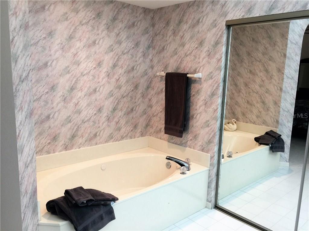 549 Fallbrook Drive Venice, FL 34292 - Photo 6 of 25 a bathroom with a bathtub