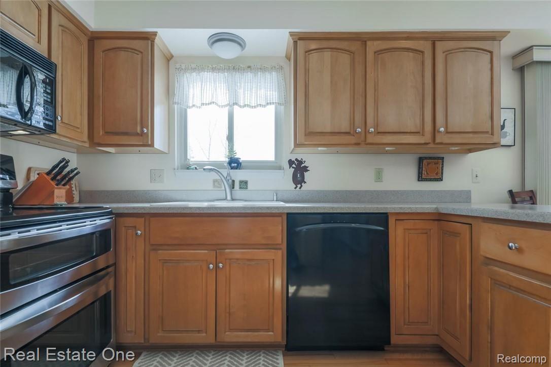 698 Abbey Court Rochester, MI 48307 - Photo 17 of 54 17-Abbey.jpg