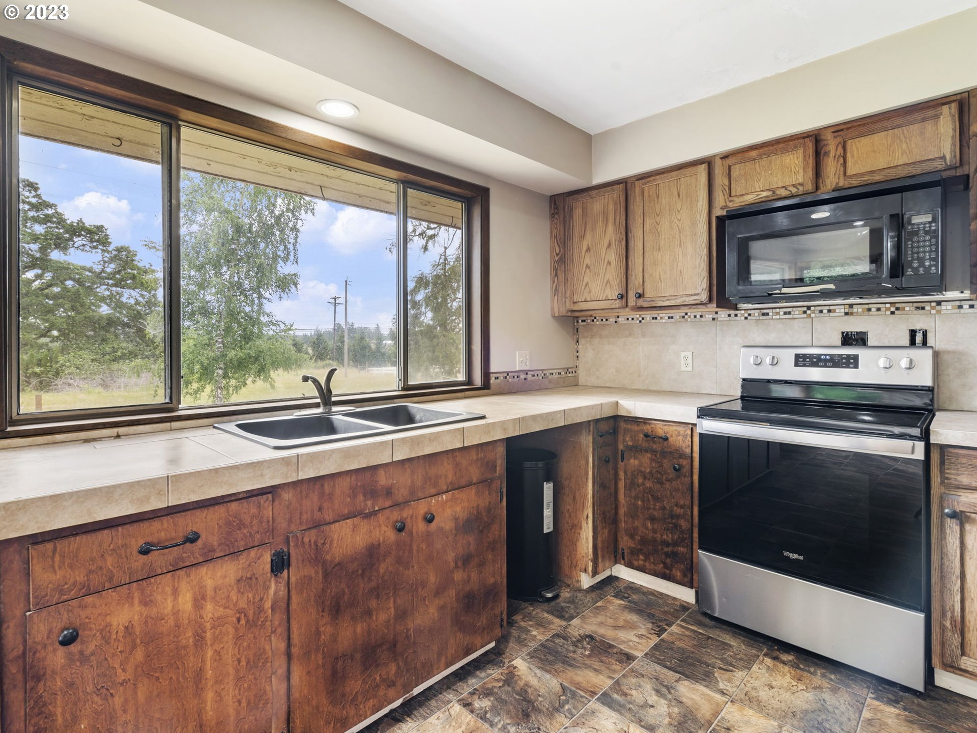26601 Southwest Stafford Road Wilsonville, OR 97070 - Photo 12 of 47 Kitchen