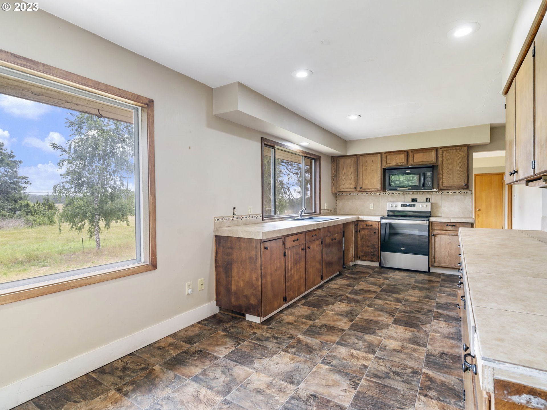 26601 Southwest Stafford Road Wilsonville, OR 97070 - Photo 15 of 47 Kitchen