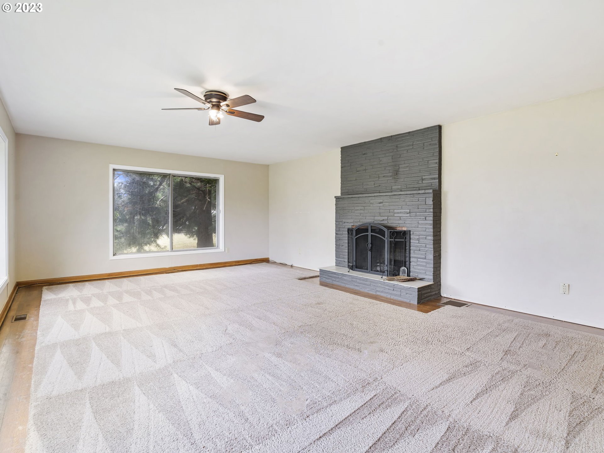26601 Southwest Stafford Road Wilsonville, OR 97070 - Photo 3 of 47 Living Room