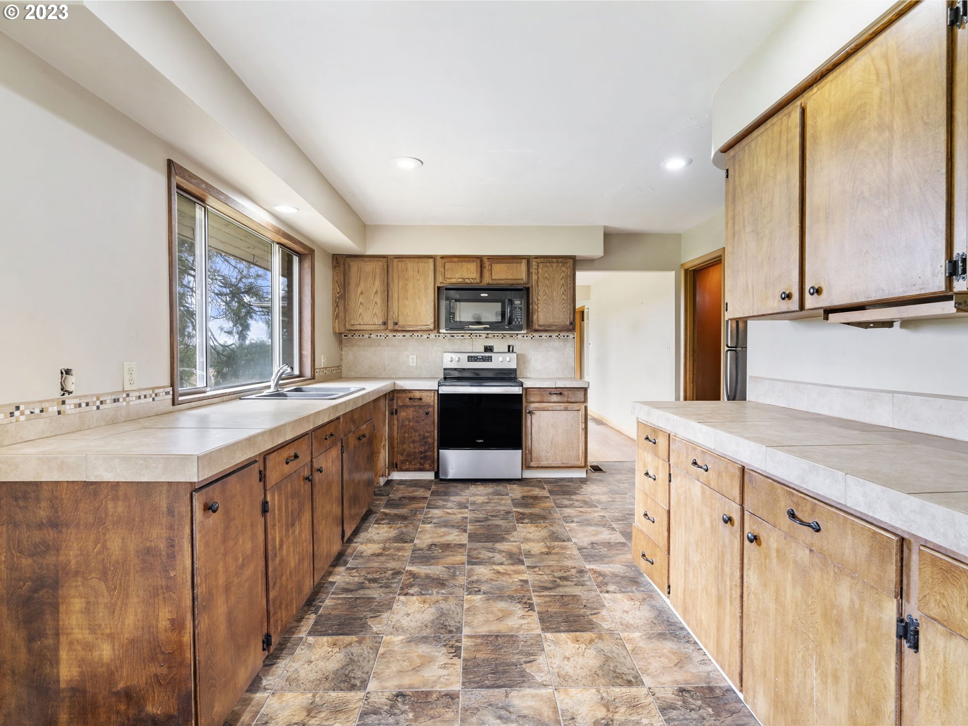 26601 Southwest Stafford Road Wilsonville, OR 97070 - Photo 10 of 47 Kitchen