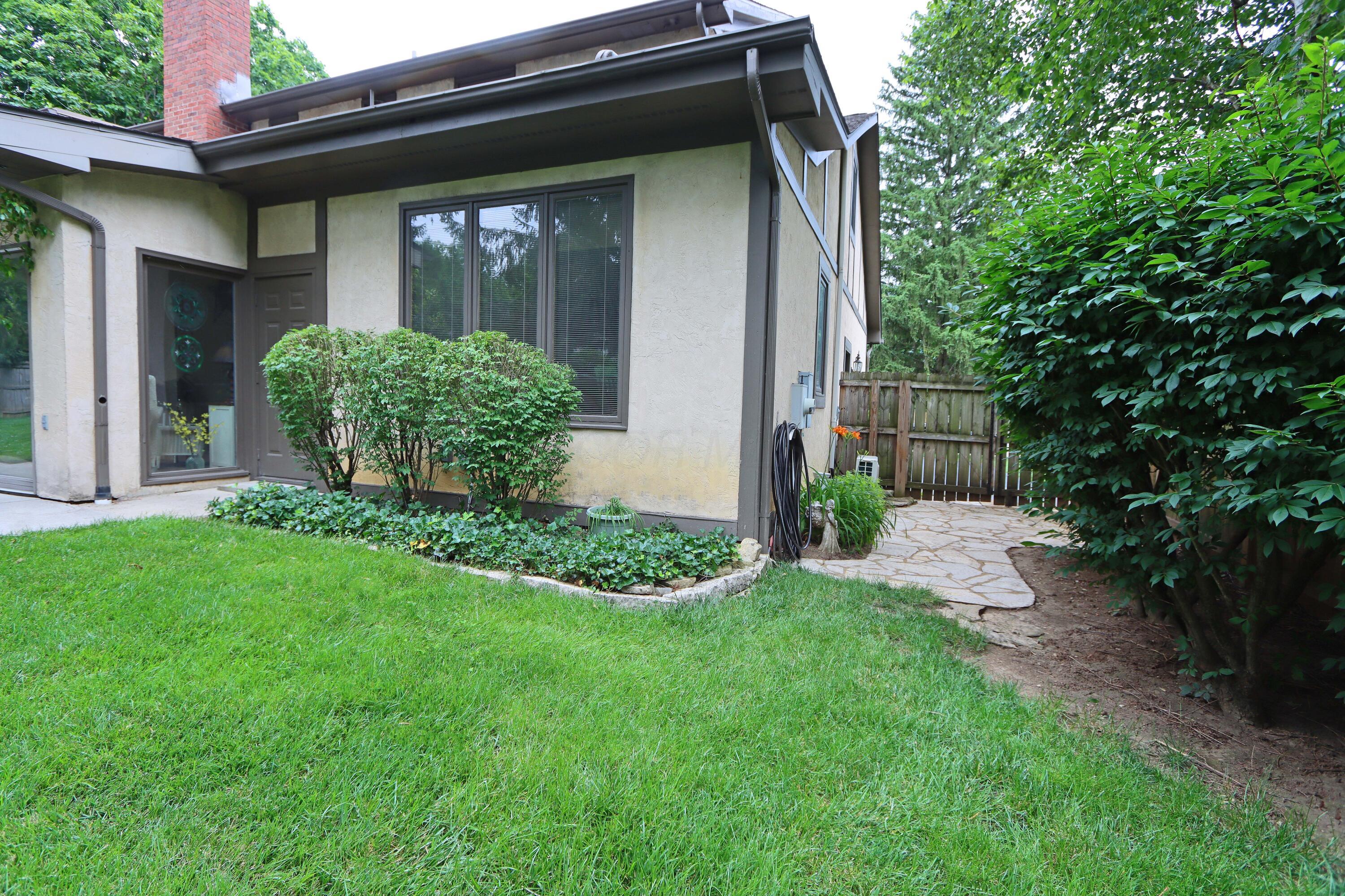 3969 Newhall Road Upper Arlington, OH 43220 - Photo 70 of 82 manicured lawn in a private backyard