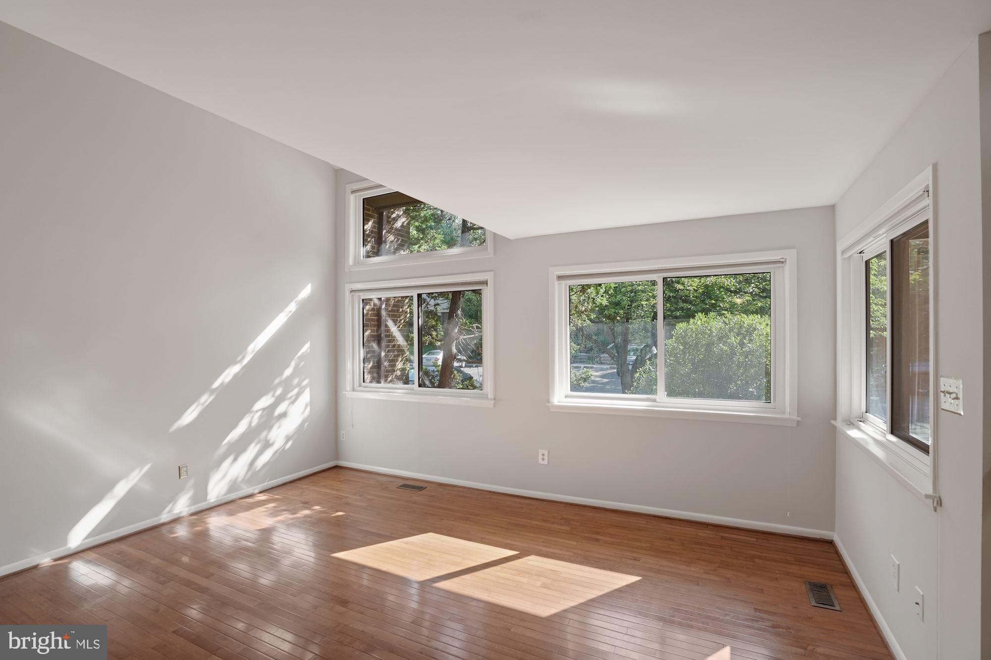 2050 Winged Foot Court Reston, VA 20191 - Photo 3 of 32 Living Room