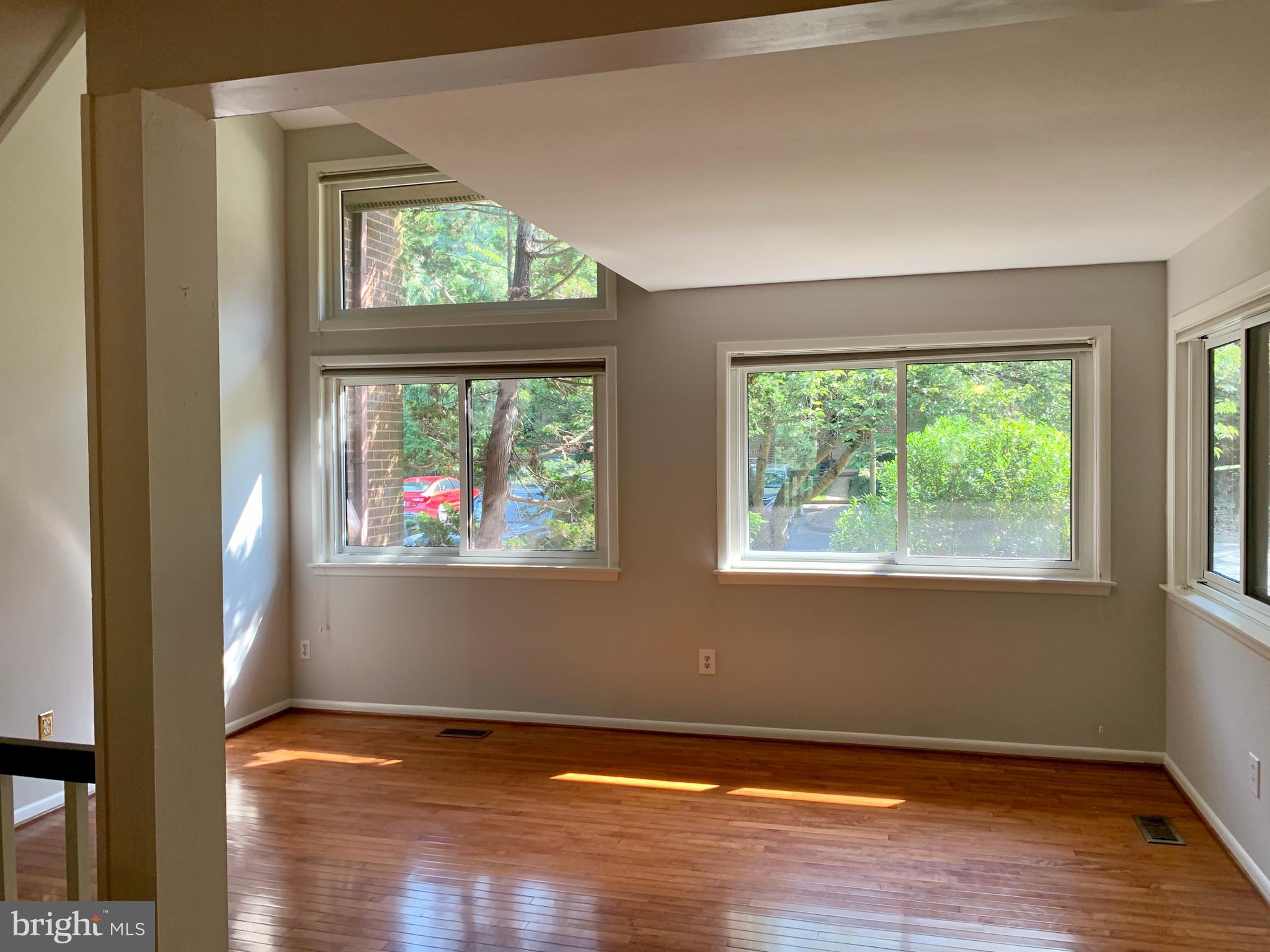 2050 Winged Foot Court Reston, VA 20191 - Photo 24 of 32 Living Room