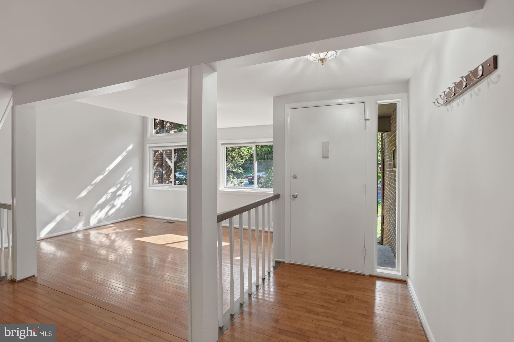 2050 Winged Foot Court Reston, VA 20191 - Photo 5 of 32 Foyer