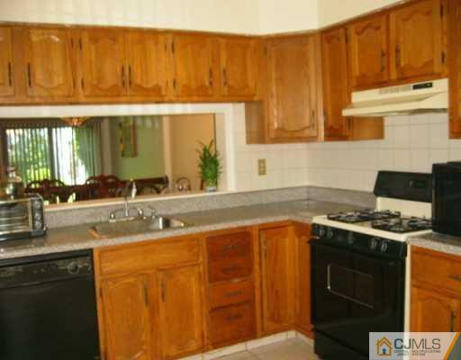 907 Timber Oaks Road Edison, NJ 08820 - Photo 3 of 8