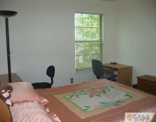 907 Timber Oaks Road Edison, NJ 08820 - Photo 5 of 8