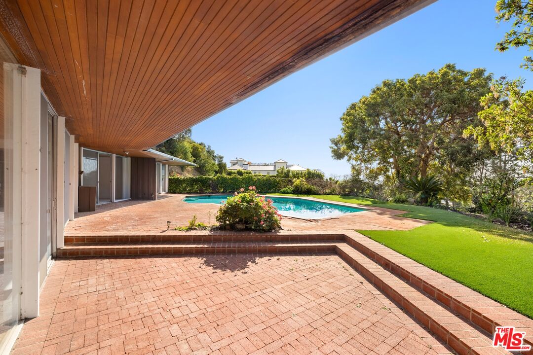 590 North Tigertail Road Los Angeles, CA 90049 - Photo 14 of 16