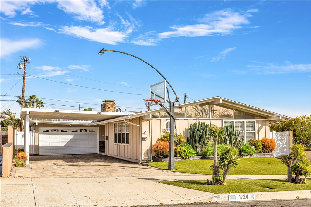 1724 El Rey Road San Pedro, CA 90732 - Photo 3 of 51 a view of a house with a park