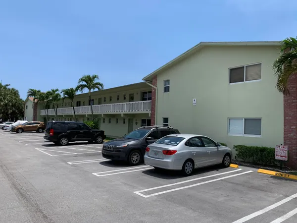 $225,000 | 658 Northeast 6th Court, Unit L, Boynton Beach, FL 33435