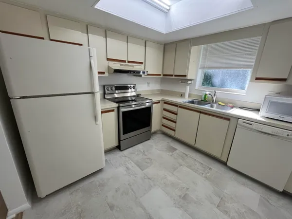 $225,000 | 658 Northeast 6th Court, Unit L, Boynton Beach, FL 33435