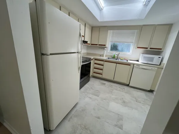 $225,000 | 658 Northeast 6th Court, Unit L, Boynton Beach, FL 33435