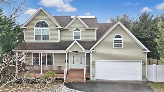 $925,000 | 14 Donna Place, East Islip, NY 11730