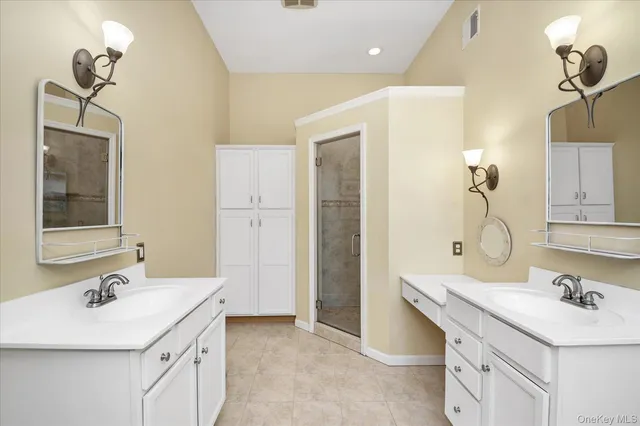 $925,000 | 14 Donna Place, East Islip, NY 11730