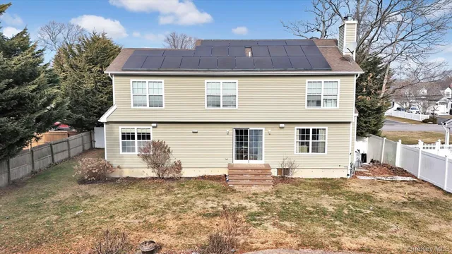 $925,000 | 14 Donna Place, East Islip, NY 11730