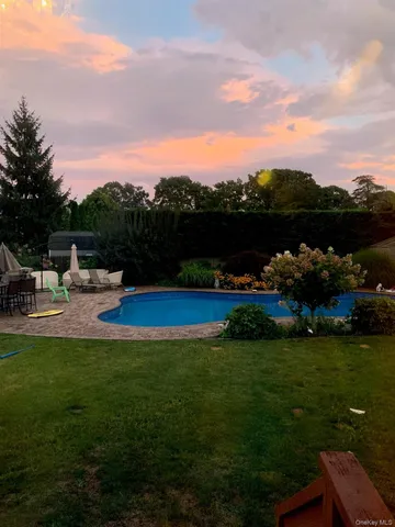 $925,000 | 14 Donna Place, East Islip, NY 11730