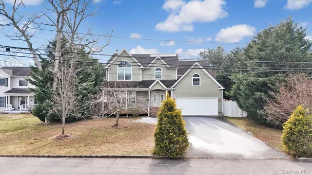$925,000 | 14 Donna Place, East Islip, NY 11730