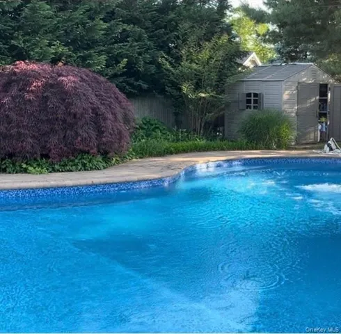 $925,000 | 14 Donna Place, East Islip, NY 11730