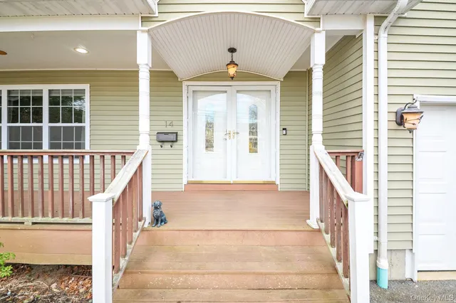 $925,000 | 14 Donna Place, East Islip, NY 11730