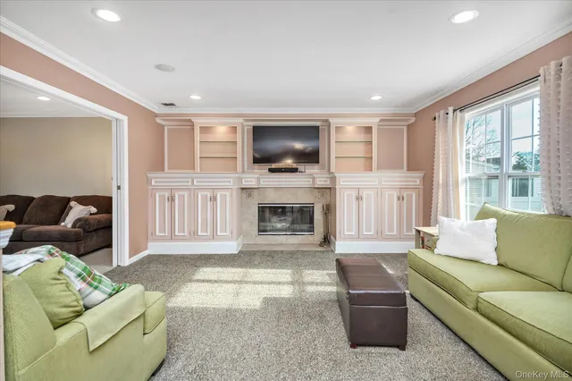 $925,000 | 14 Donna Place, East Islip, NY 11730