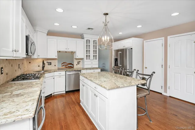 $925,000 | 14 Donna Place, East Islip, NY 11730