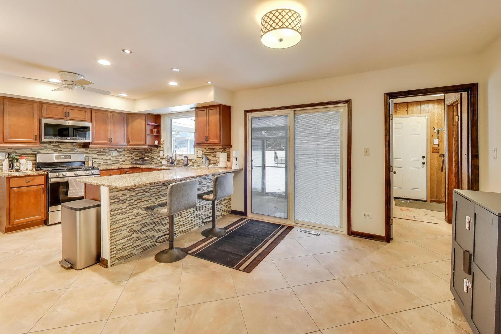 511 Mark Lane Downers Grove, IL 60516 - Photo 5 of 12