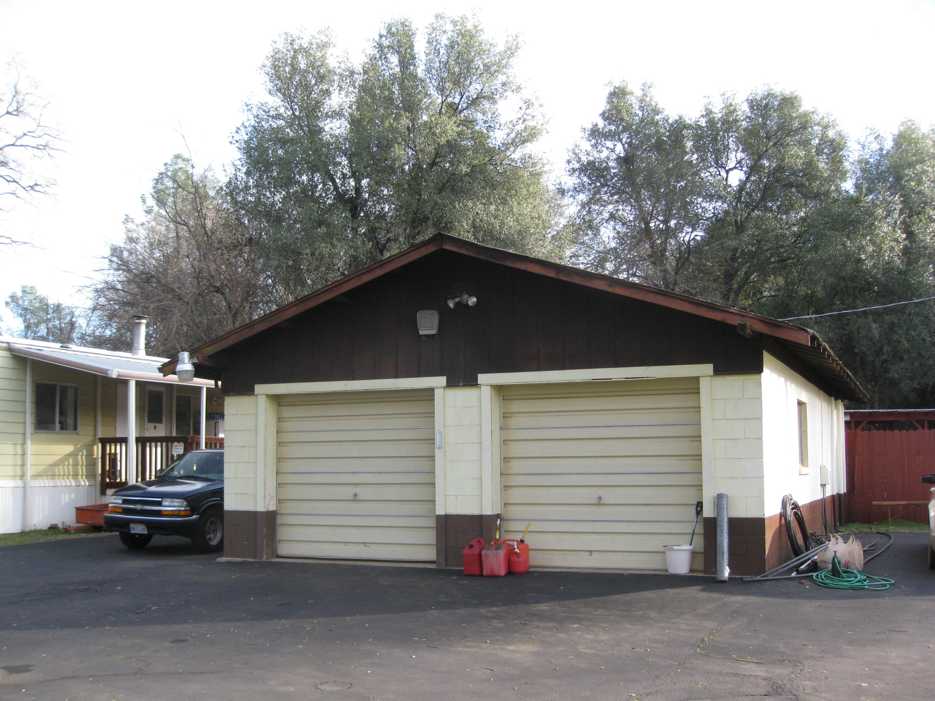 21129 Rae Lane Redding, CA 96003 - Photo 4 of 12 2 car detached shop w/bathroom