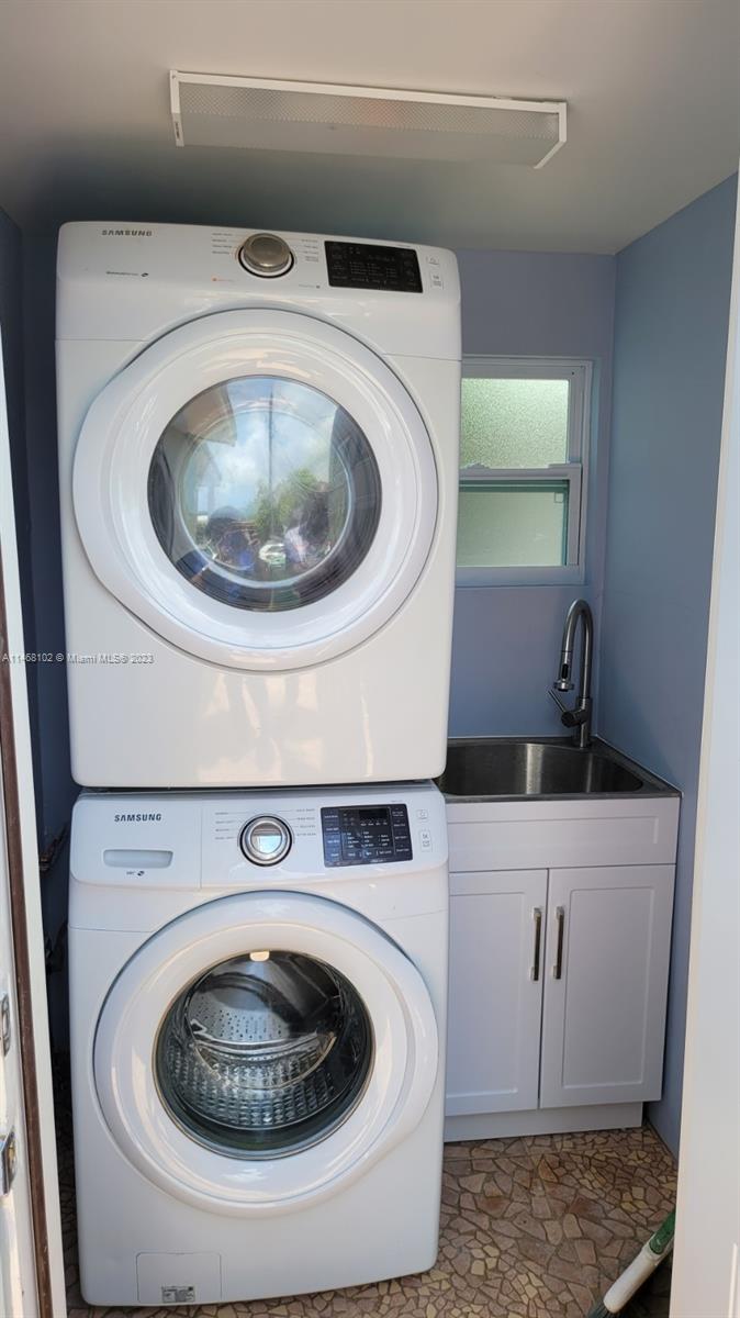 935 West 5th Street, Unit 935 Riviera Beach, FL 33404 - Photo 10 of 11 a utility room with dryer and washer
