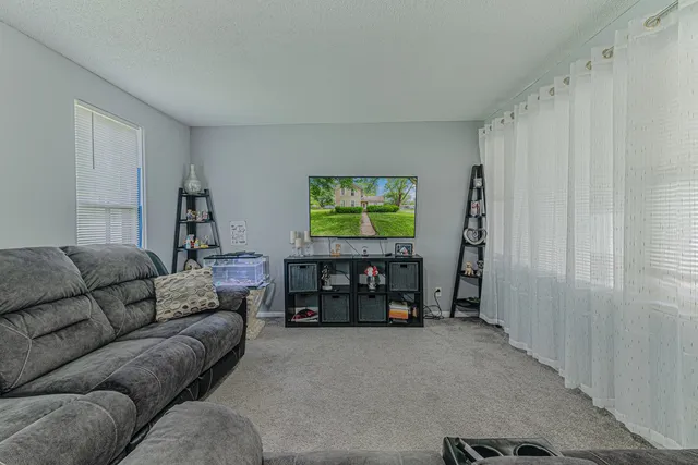 $242,900 | 552 Walnut Avenue, Elgin, IL 60123