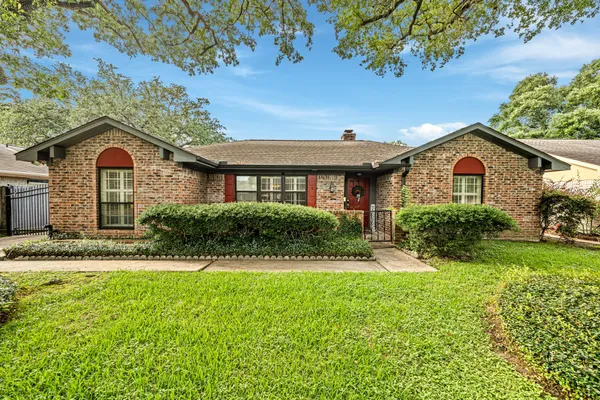 $2,300 | 8426 Edgemoor Drive, Houston, TX 77036