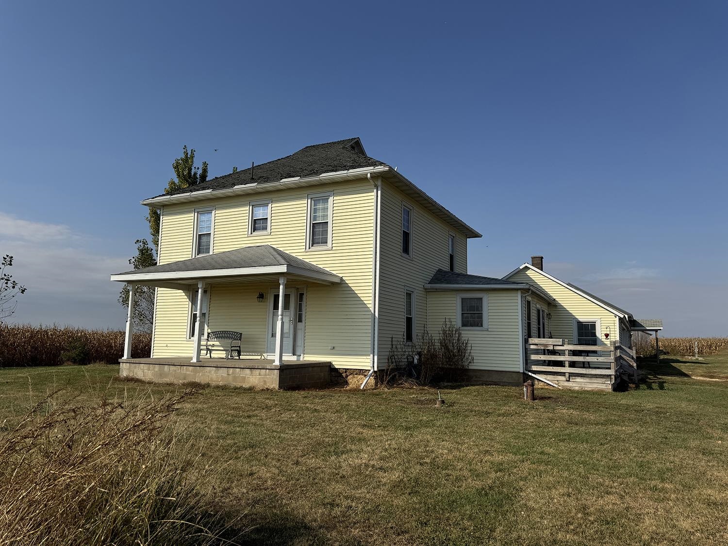 27375 Highway 40 Chadwick, IL 61014 - Photo 2 of 39 a front view of a house with a yard