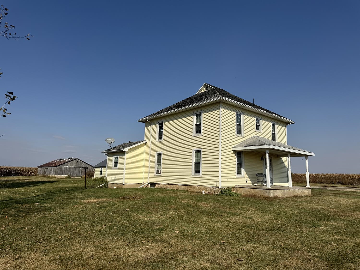 27375 Highway 40 Chadwick, IL 61014 - Photo 3 of 39 a front view of a house with a garden