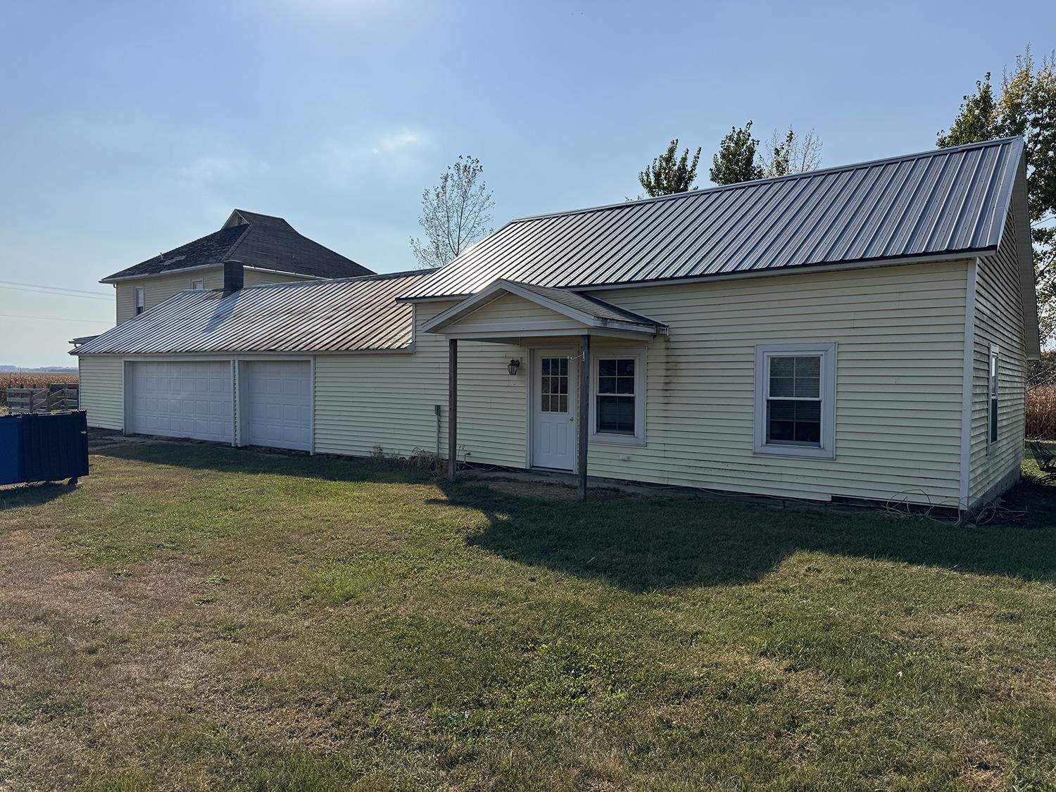 27375 Highway 40 Chadwick, IL 61014 - Photo 4 of 39 a front view of a house with garden