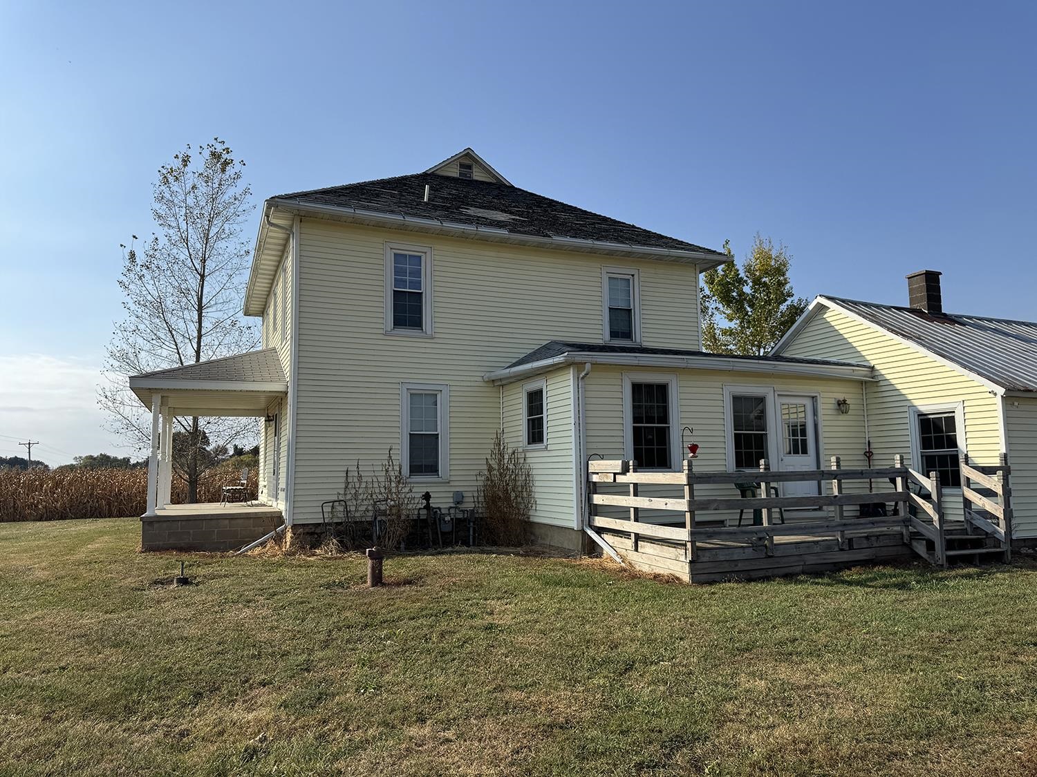 27375 Highway 40 Chadwick, IL 61014 - Photo 5 of 39 a front view of a house with garden