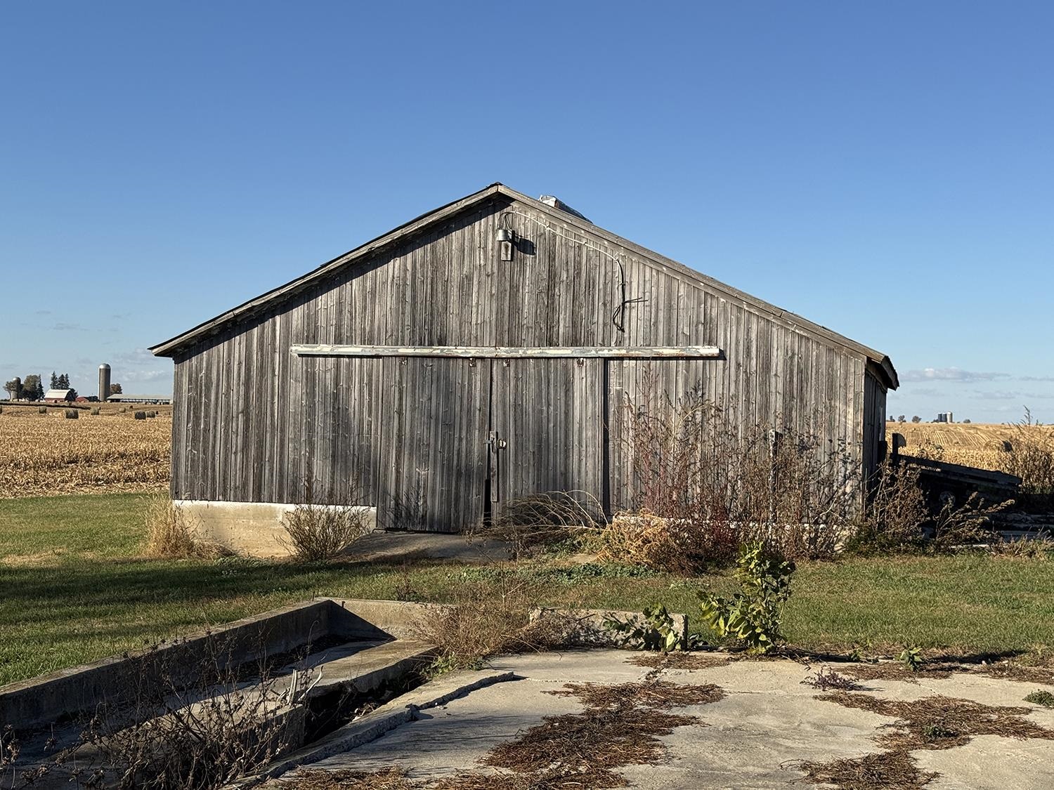 27375 Highway 40 Chadwick, IL 61014 - Photo 6 of 39 a backyard of a house
