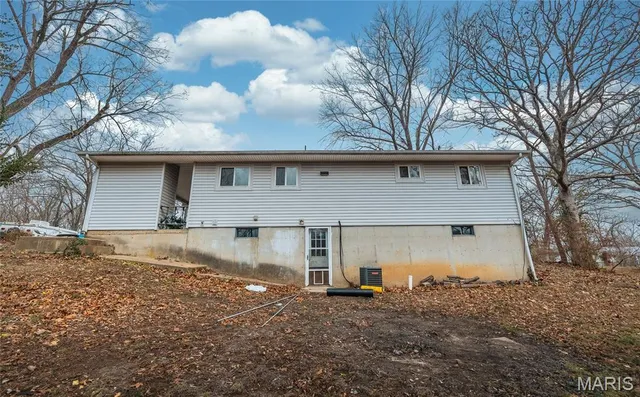 $185,000 | 450 Hillcrest Drive, Bourbon, MO 65441