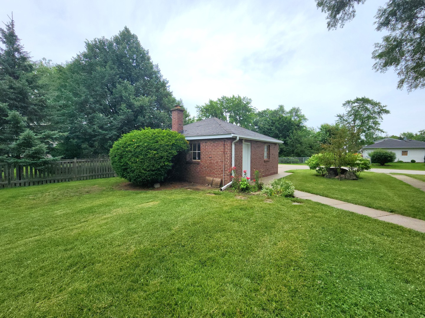 4112 Rudd Court Gurnee, IL 60031 - Photo 36 of 38 a view of a backyard with potted plants and large trees
