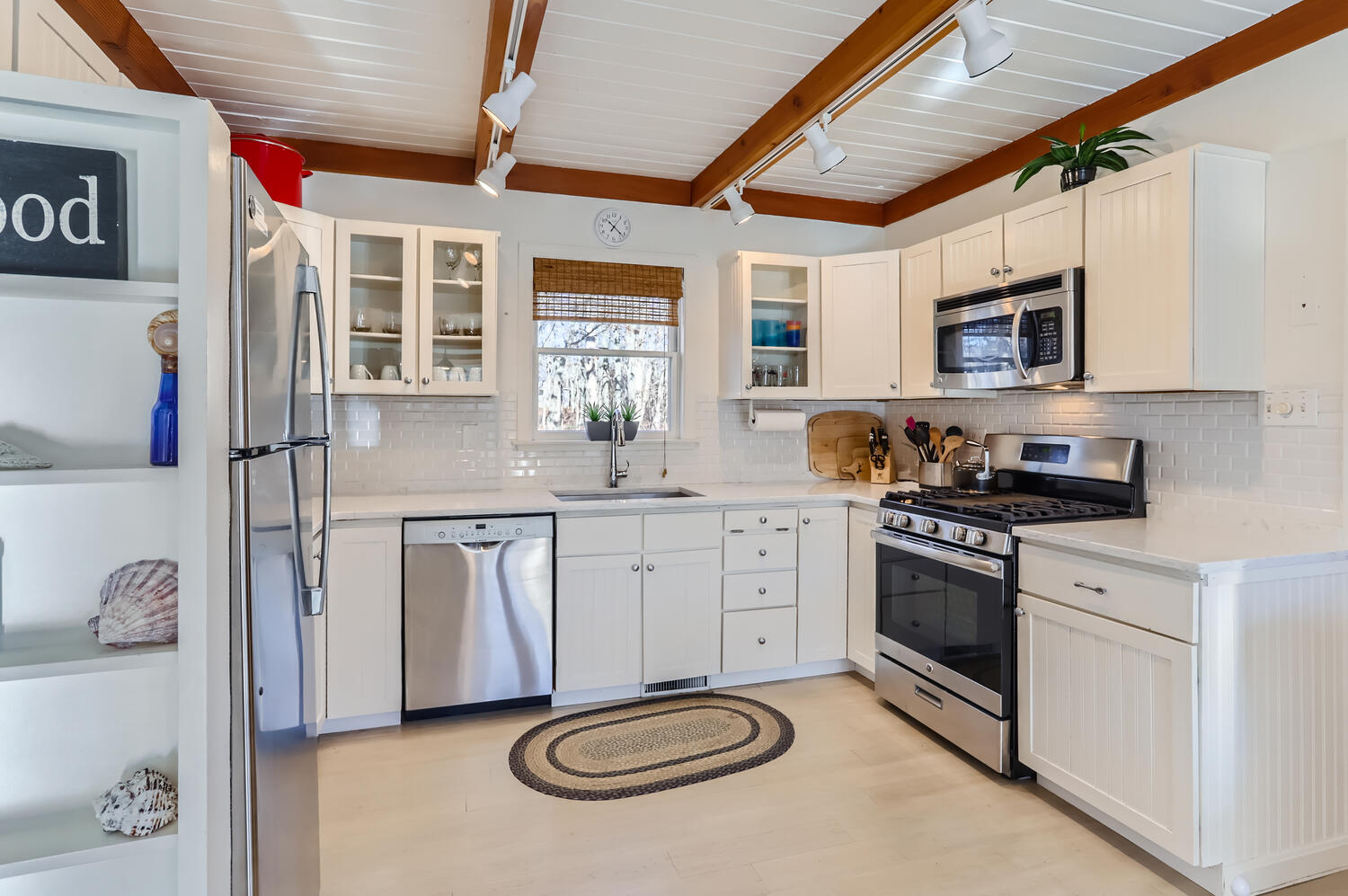 19 Duncan Cl Edgartown, MA 02539 - Photo 3 of 26 Gallery Image 3