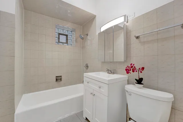 $1,975 | 5015 West Montrose Avenue, Unit 1, Chicago, IL 60641