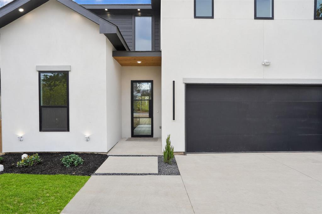 2007 North Montclair Avenue Dallas, TX 75208 - Photo 3 of 25 a front view of a house with a yard