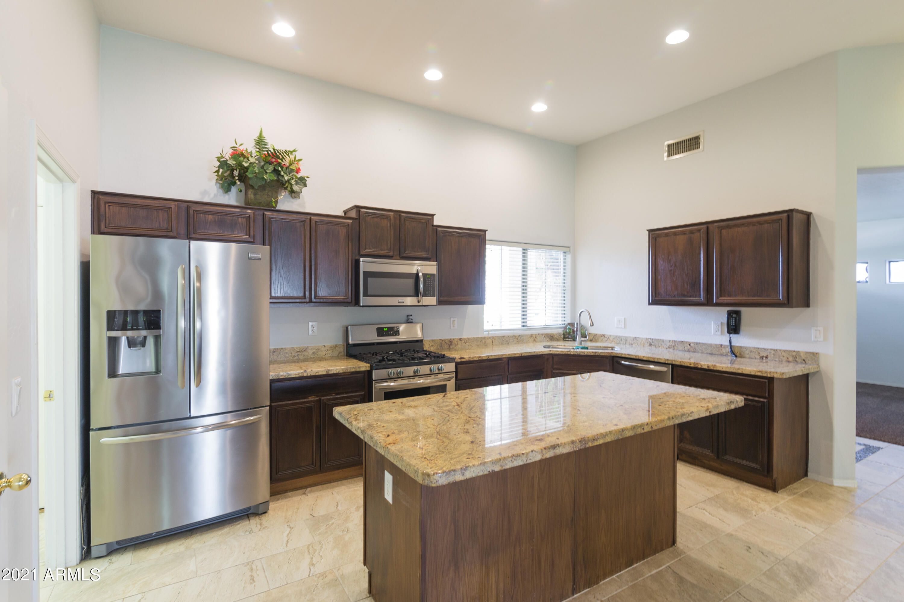 320 West Brooks Street Gilbert, AZ 85233 - Photo 5 of 33 320 W Brooks-8