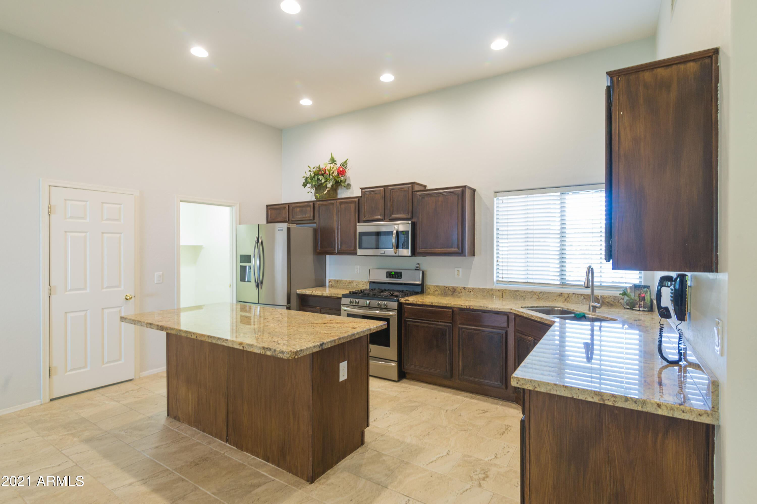 320 West Brooks Street Gilbert, AZ 85233 - Photo 6 of 33 320 W Brooks-9