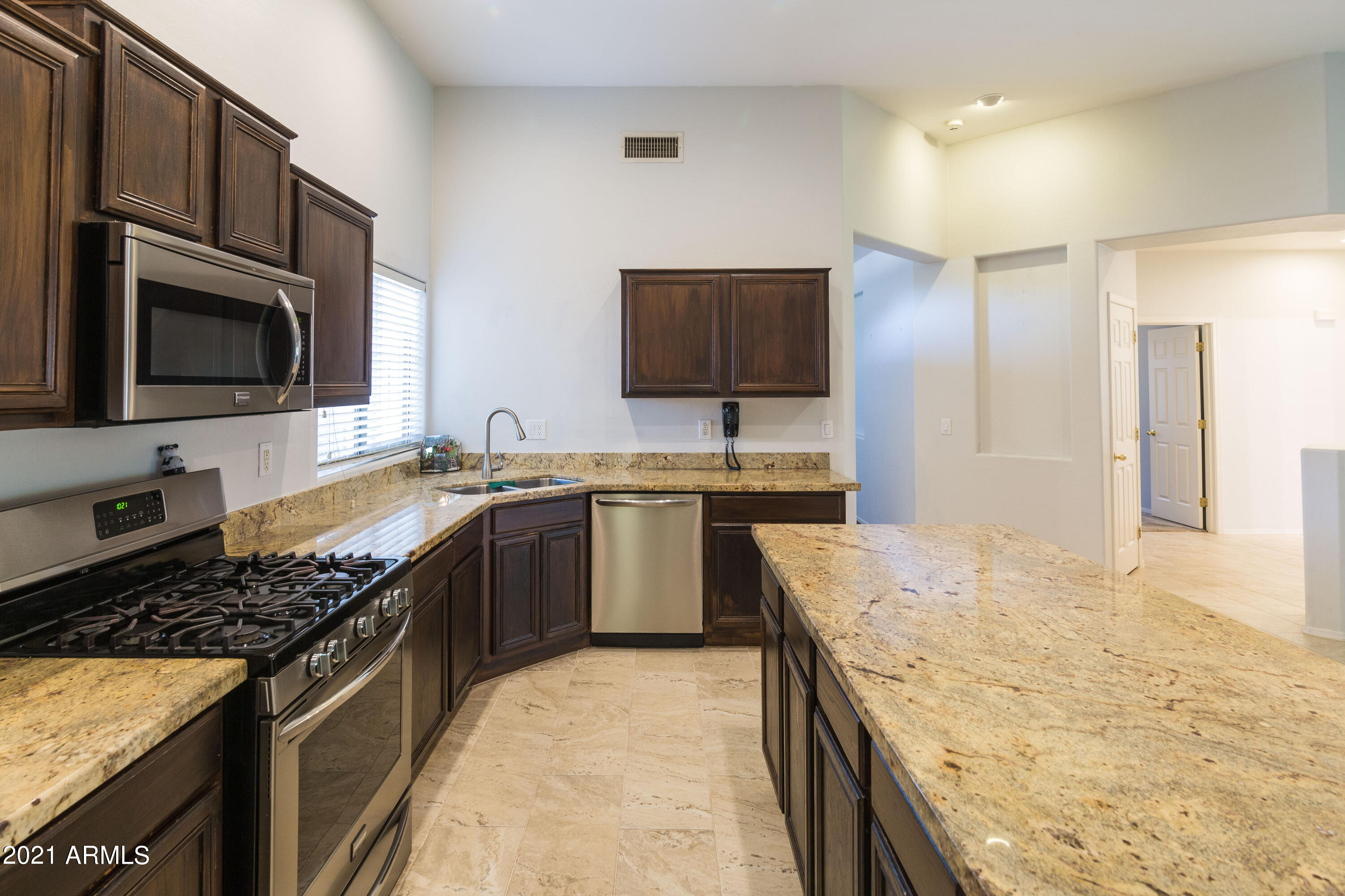 320 West Brooks Street Gilbert, AZ 85233 - Photo 7 of 33 320 W Brooks-10