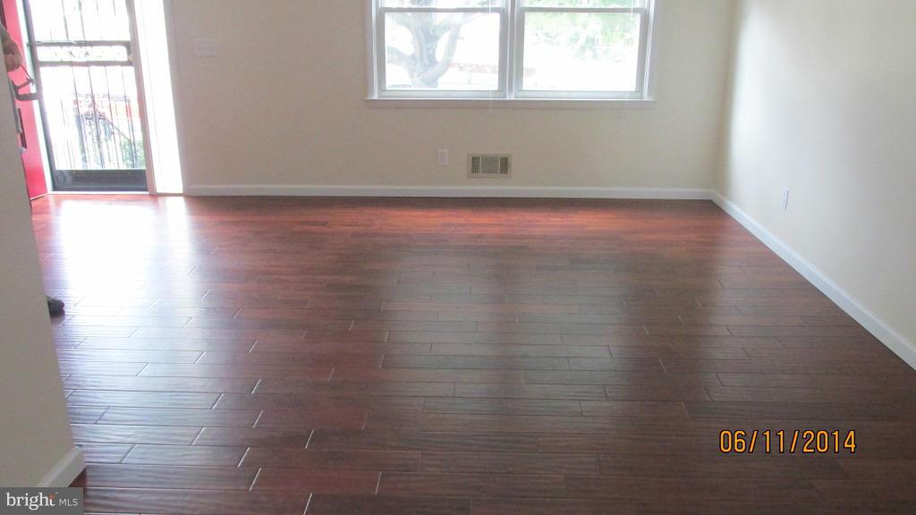 5205 Fredcrest Road Baltimore, MD 21229 - Photo 4 of 15 Living Room