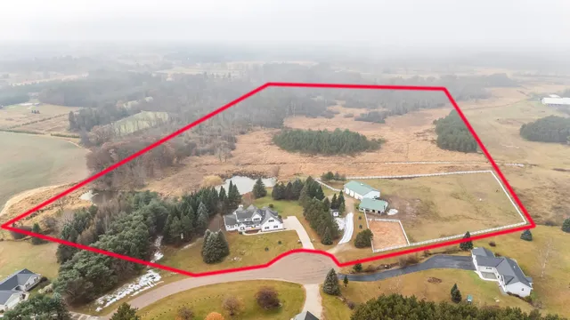 $900,000 | E5975 Sunset Court, Weyauwega, WI 54983