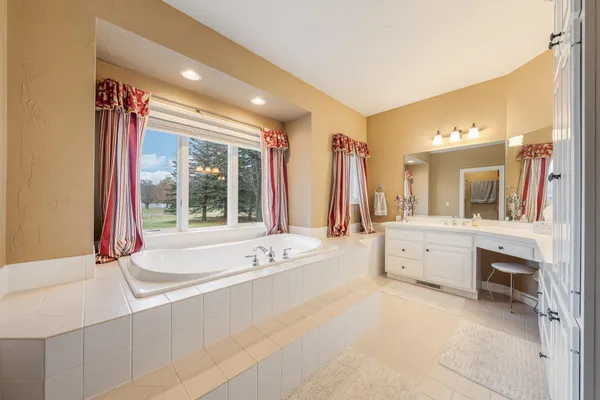 $900,000 | E5975 Sunset Court, Weyauwega, WI 54983