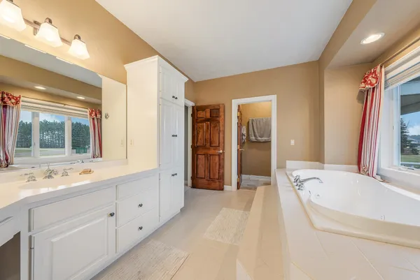 $900,000 | E5975 Sunset Court, Weyauwega, WI 54983