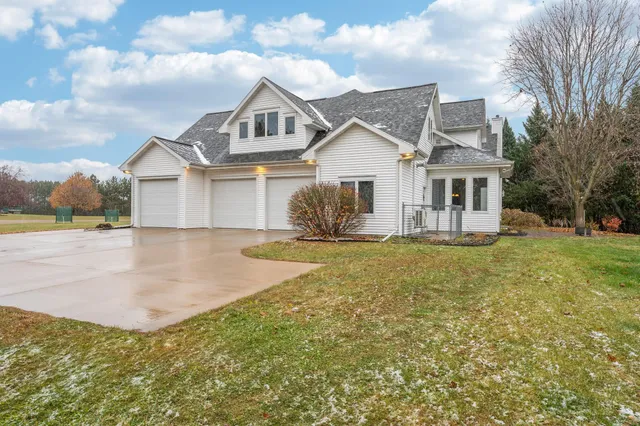 $900,000 | E5975 Sunset Court, Weyauwega, WI 54983
