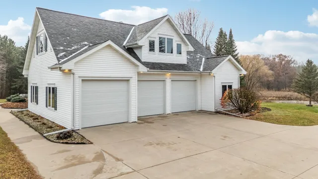 $900,000 | E5975 Sunset Court, Weyauwega, WI 54983